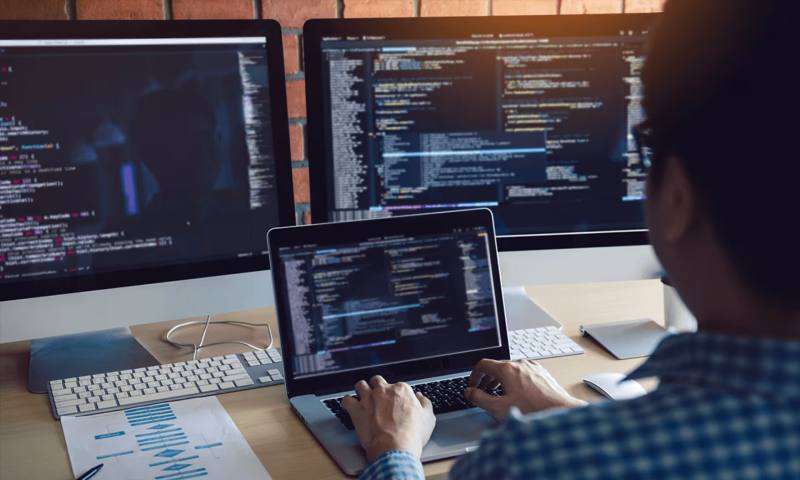 数据科学选型:R与Python如何赋能塔什网站建设?